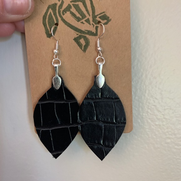 Handmade faux leather & cork earrings - Picture 7 of 8